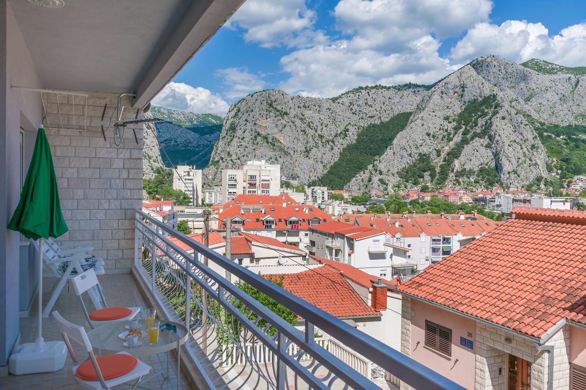 Apartment Adrian Omiš Buitenkant foto