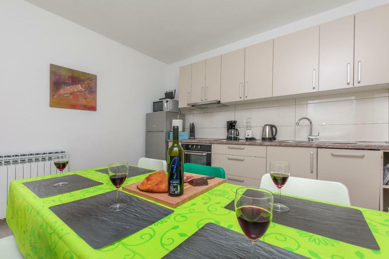 Apartment Adrian Omiš Buitenkant foto
