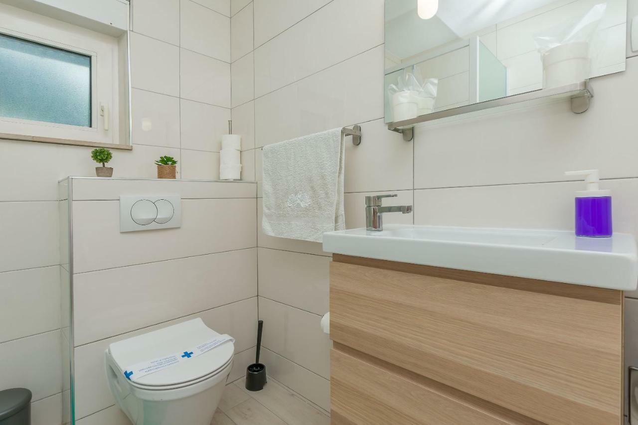 Apartment Adrian Omiš Buitenkant foto