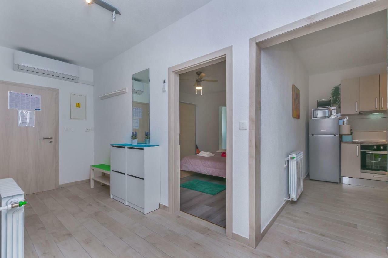 Apartment Adrian Omiš Buitenkant foto